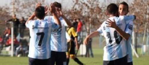 Juveniles salud&aacute;ndose post partido en Predio Tita 