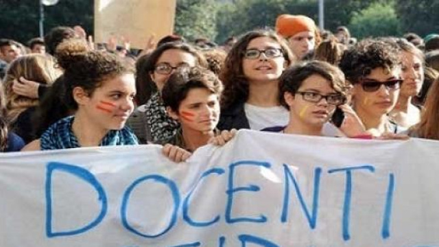 Docenti e studenti durante una manifestazione. 