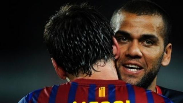 Messi abbraccia Dani Alves