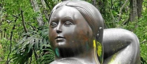 Bella, libre y feliz la mujer se pasea 