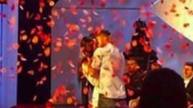 il bacio della coppia dopo la scelta