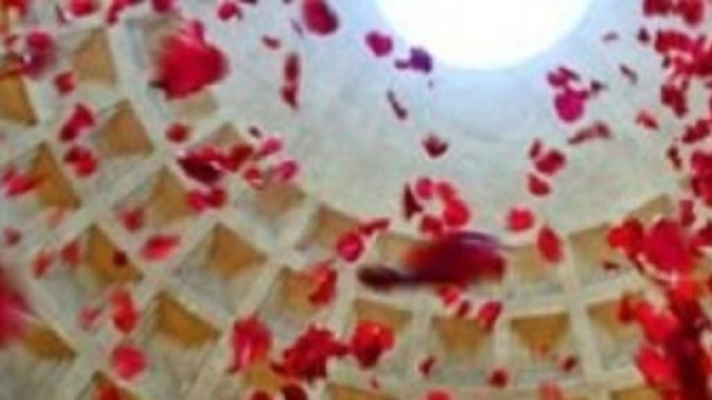 'Pioggia di petali' dalla cupola del Pantheon