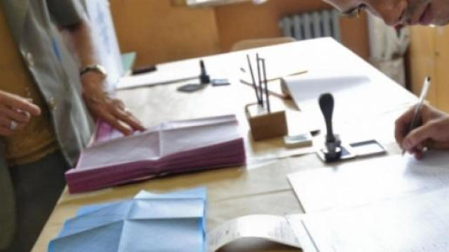 un seggio elettorale durante le operazioni di voto