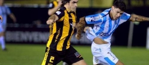 Maldonado peleando la jugada con Bou