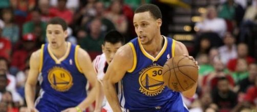 Steph Curry llevando la pelota