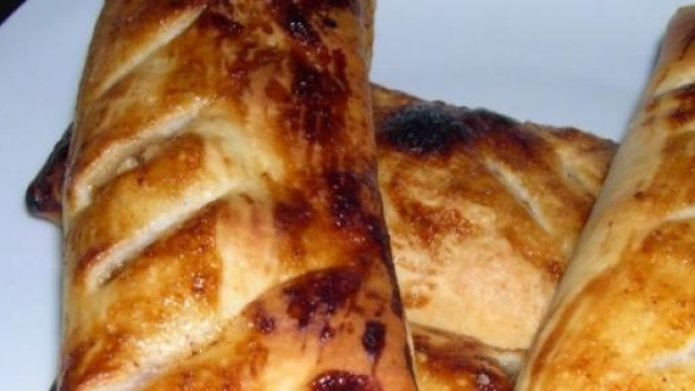 Fagottini di pasta sfoglia e ripieno di salsiccia