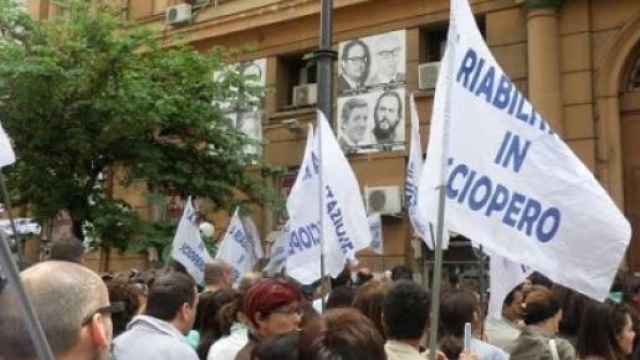 Operatori sanitari in sciopero a Napoli