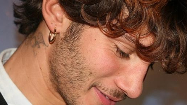 Stefano de Martino sui cartelloni pubblicitari.