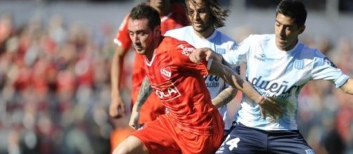 Mancuello y Diaz disputando la pelota