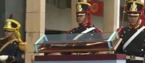 Granaderos escoltando el sable corvo