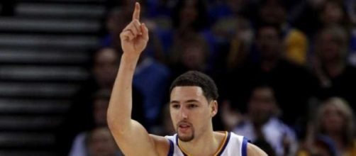 Klay Thompson festejando una anotaci&oacute;n