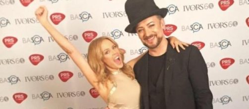 Kylie Minogue junto a Boy George