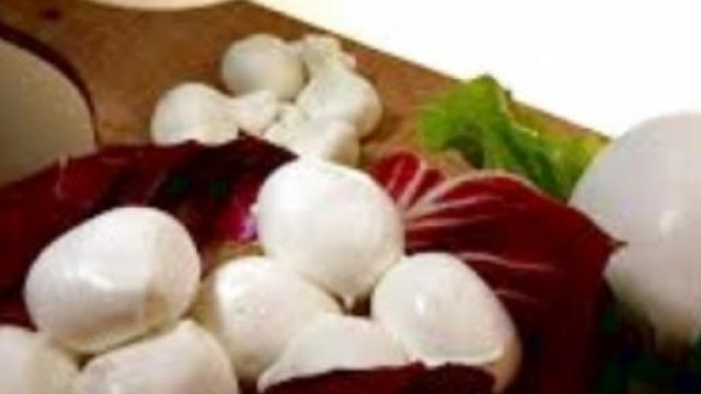 La mozzarella &egrave; tra i cibi a rischio