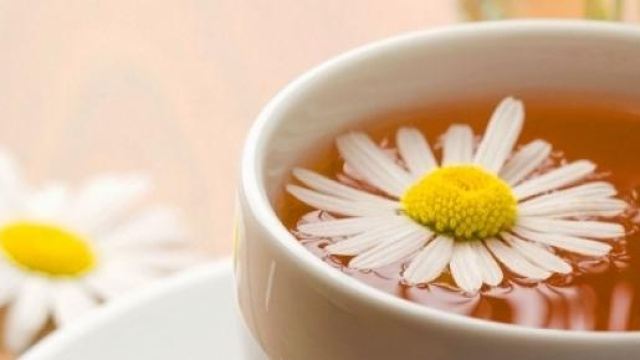Una tazza di camomilla con i fiori