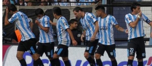 Milito besando la camiseta