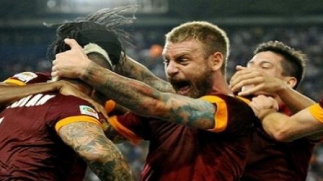 I giallorossi esultano per la vittoria nel derby