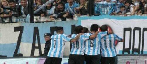 Los jugadores festejan el gol con la tribuna