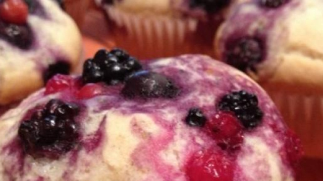 I muffins al cioccolato bianco e frutti di bosco