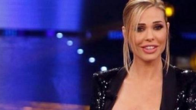 Ilary Blasi super scollatura al Premio Tv 2015