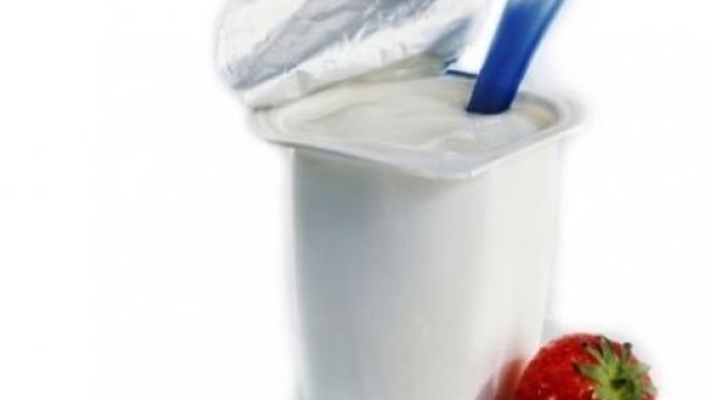 Yogurt al naturale, intero e frutta 