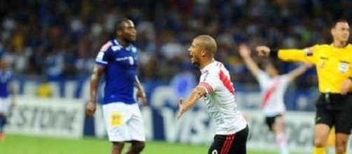 Carlos S&aacute;nchez, festejando el 1 a 0