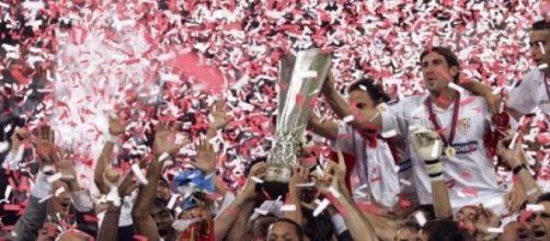 Los hombres del Sevilla festejan el t&iacute;tulo europeo