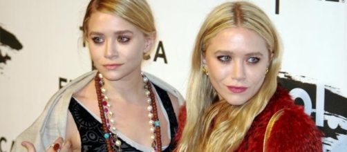 Mary-Kate e Ashley Olsen durante evento de moda. 