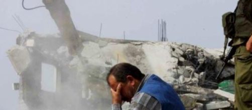 un hombre presencia la destrucci&oacute;n de su casa