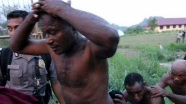 Indigeni Papua Nuova Guinea arrestati e deportati