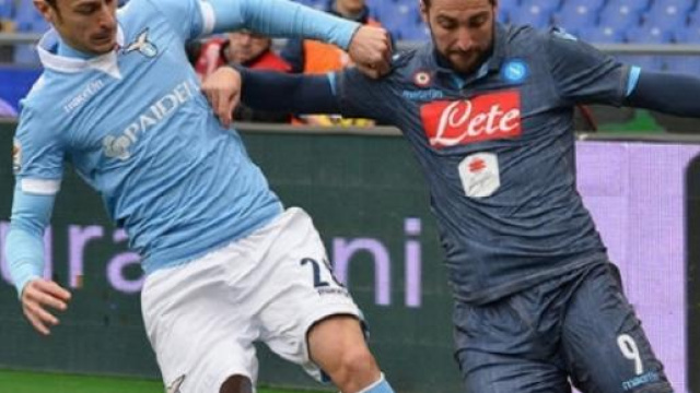 Napoli-Lazio, nella foto Higuain strattonato