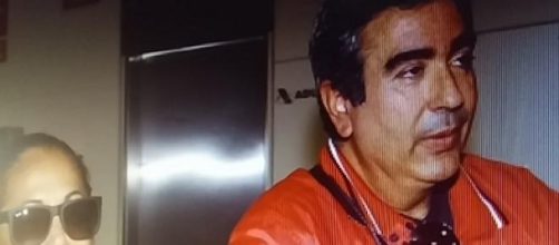 Agust&iacute;n Pantoja con su hermana en el aeropuerto