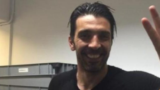 Buffon festeggia lo scudetto negli spogliatoi