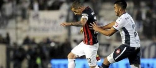 El "Pipi" con la pelota ante la marca de un rival.