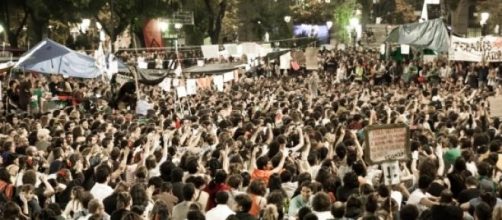 Imagen de archivo de indignados en una plaza 