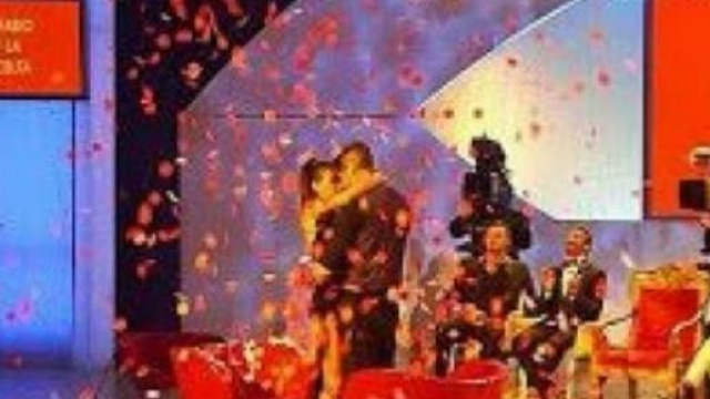 Uomini e Donne, Fabio e Nicole si abbracciano.