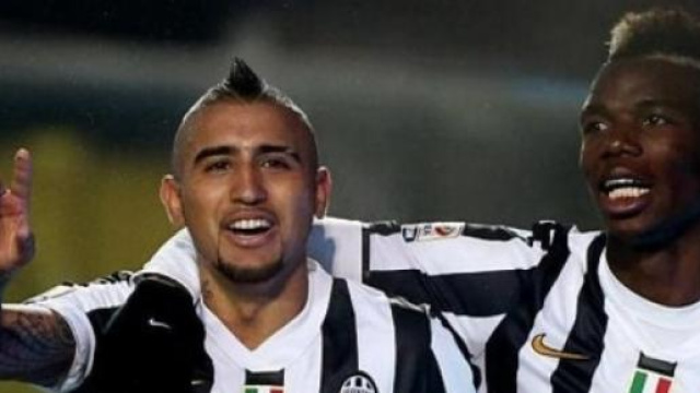 Vidal esulta con Pogba dopo aver segnato un gol