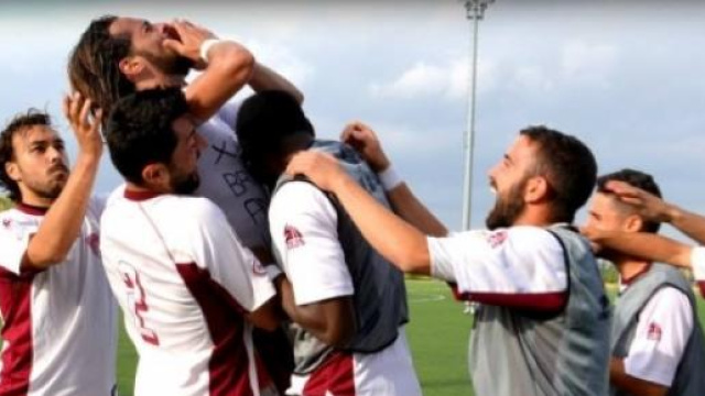 I festeggiamenti dopo il gol salvezza