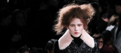 Apertura del desfile de Alexander McQueen