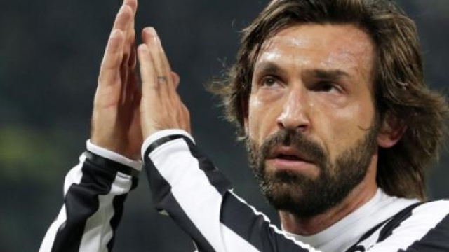 Andrea Pirlo saluta il pubblico di fede juventina.