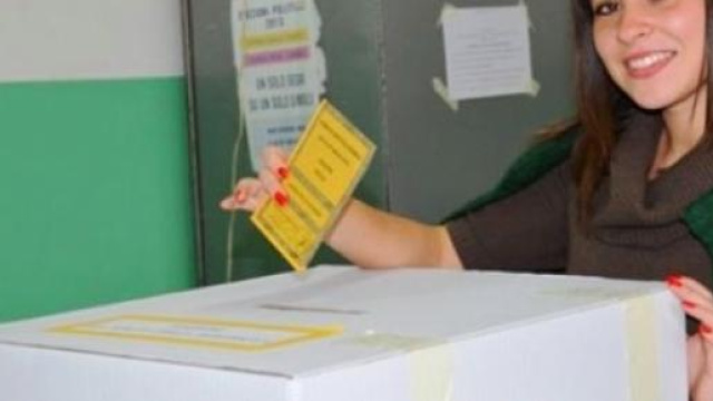 Italicum, giovane elettrice alle urne.