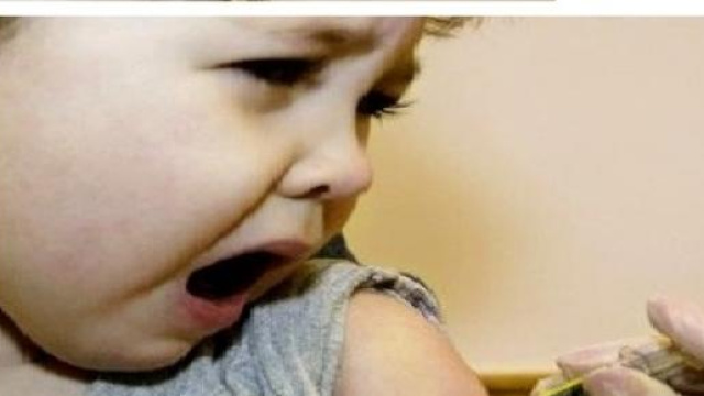 Bambina che prova dolore durante la vaccinazione