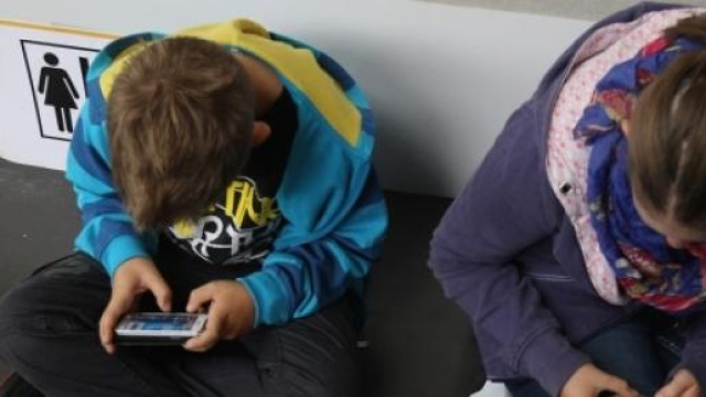 Bambini che utilizzano smartphone