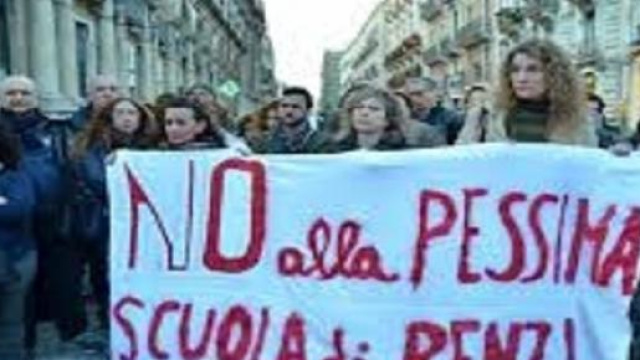 Manifestanti allo sciopero generale della scuola