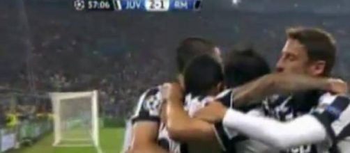 T&eacute;vez y compa&ntilde;&iacute;a festejando el gol del triunfo