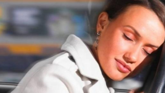 Donna appisolata al volante