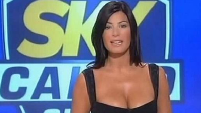 Ilaria D'amico conduce senza reggiseno