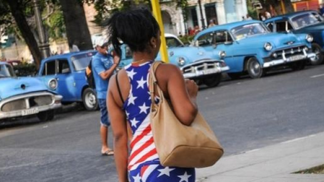 Una donna passeggia a Miami