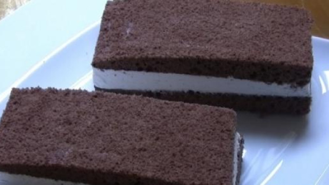 Il pan di spagna ripieno di panna