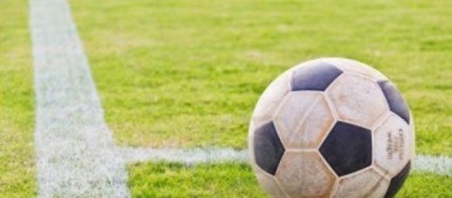 Bal&oacute;n de f&uacute;tbol sobre la linea del c&oacute;rner