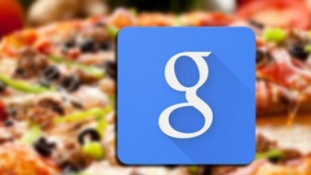 Il logo di Google con una pizza dietro
